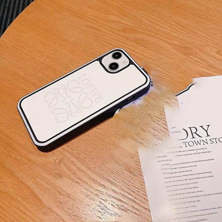 ロエベ アイフォン15pro  値段